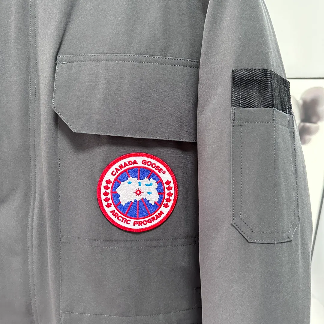 P700 CANADA GOOSE｜Canada Goose Expedition Parka｜Classic upgrade New 08 style Color: graphite gray, off-white, black, pink, navy blue, sky blue, Size: XS, S, M, L, XL, XXL, Product introduction Loose fit, multi-pocket design Larger size for free movement. 6 exterior pockets: 4 reversible front pockets, zippered side entry. There is a practical pocket on the left sleeve and a top pocket on the right sleeve. There is a drawstring on the inside of the waist and a logo patch on the back. The waist is designed with an inside drawstring, which can be adjusted to provide excellent warmth. Woven grab straps at upper back with “Expedition” logo patch • Hood with removable zipper trim, interchangeable hood trim for personalization and added protection (this jacket is not available with the classic hood trim) • Chin protection element has a tricot inner fabric for softness and comfort • Woven grab straps at upper back with “Expedition” logo patch • Internal drawstring at the waist, adjustable to provide excellent warmth •Snap-in rib knit cuffs for added comfort and optimal heat locking in •Stylish hanging inner straps allow the jacket to be carried over the shoulder, hands-free •Stowaway nylon stretch snow skirt for added protection •Two-way zipper covered fly with Velcro® snaps that unzips from the bottom for increased range of motion and breathability. A windproof fly is designed under the zipper for an extra layer of protection. • 6 exterior pockets: 4 two-way pockets on the front with top flap and Velcro® snaps, and zippered side entry. Utility pockets on left sleeve and right sleeve with top flap and velcro® snaps Internal pockets: 1 zipped pocket, 2 mesh drop-in pockets Embroidered Canada Goose logo